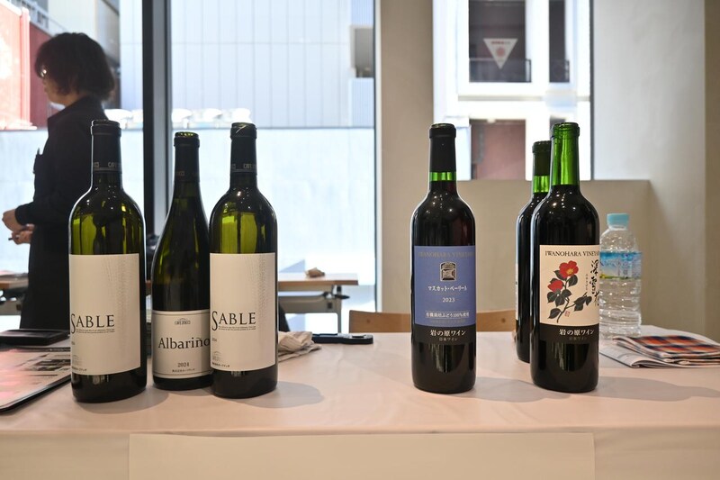 画像: 新潟県の試飲スペース カーブドッチ『サブル 白 2024年』『アルバリーニョ 2024年』（左） 岩の原葡萄園『有機栽培ぶどう使用 マスカット・ベーリーA 2023年』『深雪花 赤』（右）