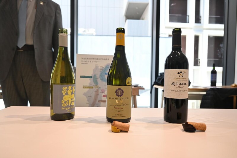 画像: 長野県の試飲スペース 左から有旅ワイナリー『Ryogan 八十五 2024年』、ドメーヌ・ヒロキ『ソーヴィニヨン・ブラン 2023年 メルキュール』、シャトー・メルシャン 椀子ワイナリー『シャトー・メルシャン 椀子 メルロー 2019年』