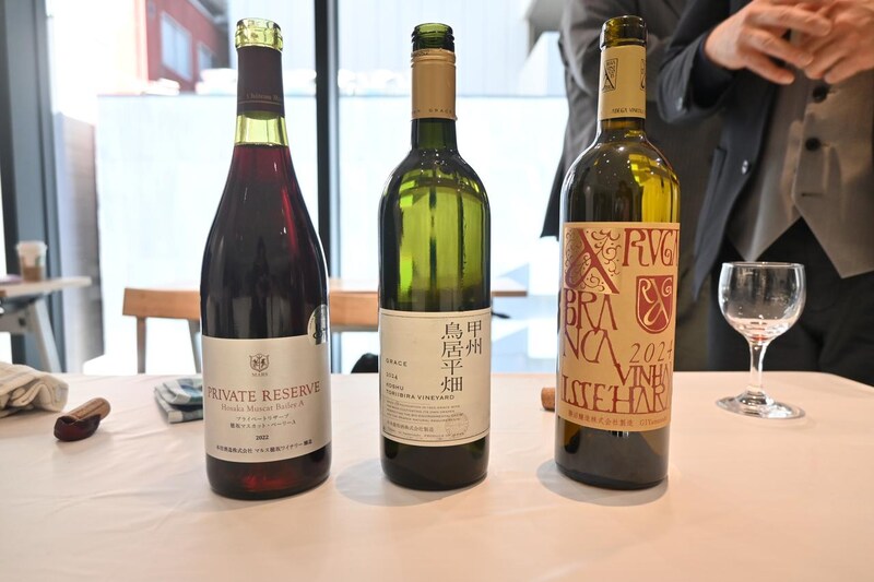 画像: 山梨県の試飲スペース 左からマルス穂坂ワイナリー『シャトーマルス プライベートリザーブ 穂坂マスカット・ベーリーA 2022年』、グレイスワイン『グレイス甲州 鳥居平畑 2024年』、勝沼醸造『アルガブランカ イセハラ 2024年』