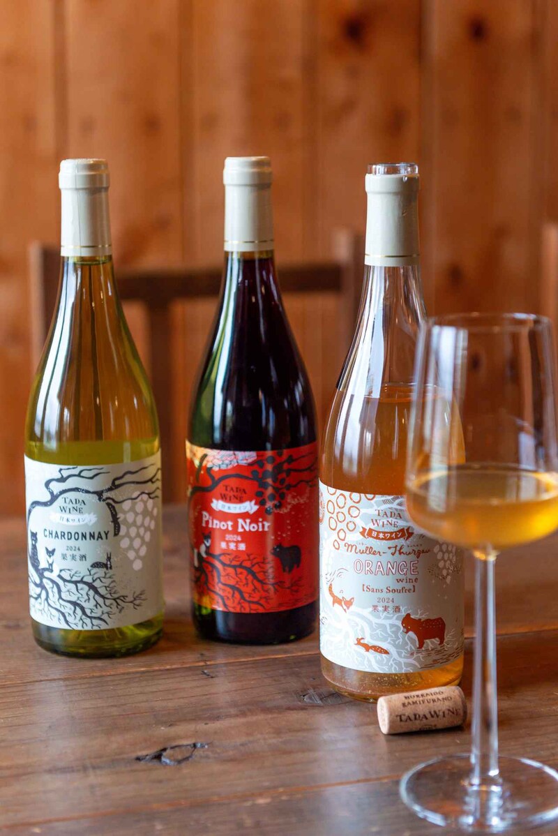 画像: 酸化防止剤無添加と瓶詰め時少量添加の2ラインをリリース。左から、青いトロピカルな味わい『シャルドネ 224年』（ 4180円）、雑味のない綺麗な仕上がり『ピノ・ノワール 2024年』4180円、滋味深さが魅力の『ミュラー・トゥルガウ オレンジ サンスフル 2024年』3300円
