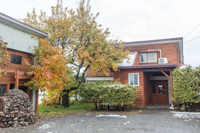 画像: 敷地内の宿に宿泊も可。左は開拓時代に植えられた樹齢100年超えの千両梨の木。当時は食べられる果物が貴重だった