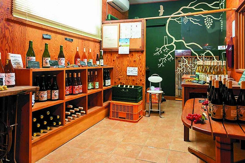 画像: ワインショップでは限定商品も含め直売。人気商品『にんじんジュース』や『紅玉りんごジュース』『千両梨ジュース』も