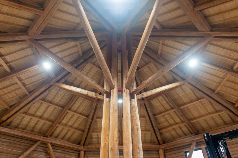 画像: 自社で保有する山林から切り出したカラマツで建造した醸造室の建屋
