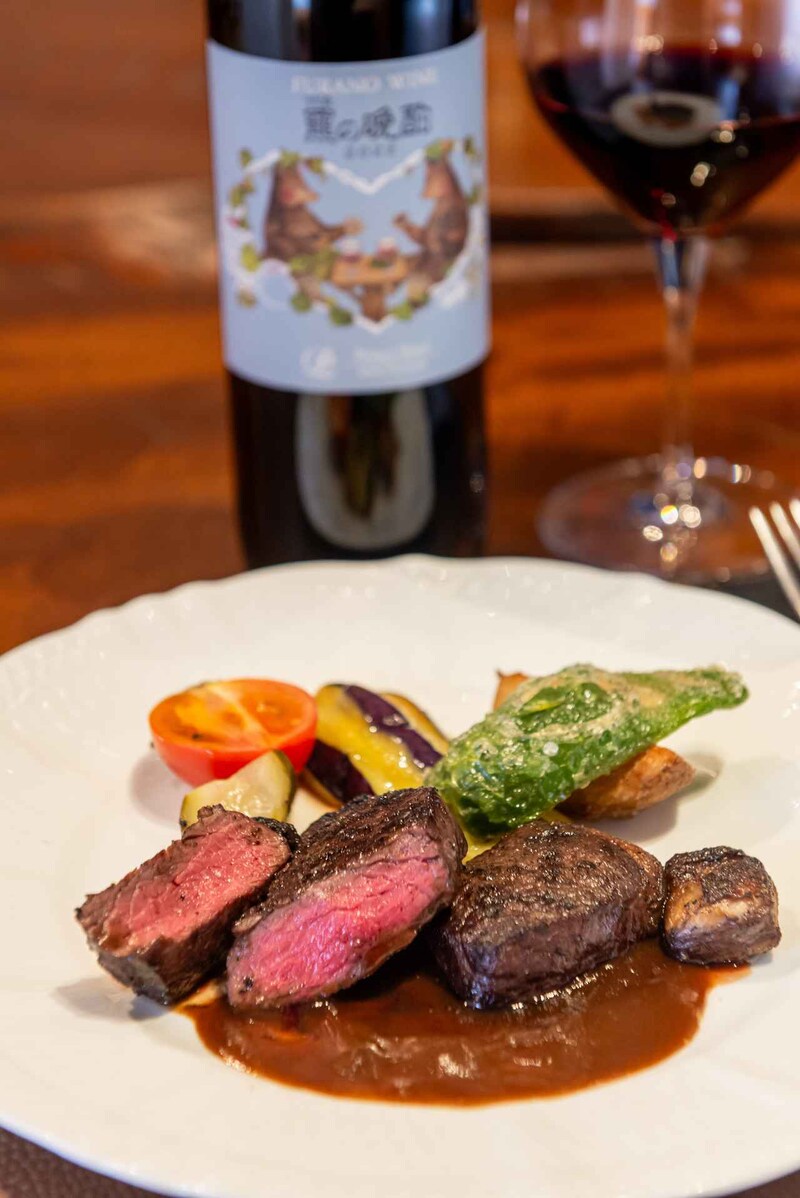 画像: シェフの友人のハンター松野稔氏から届く3歳以下の雌鹿を強火の薪火で焼き上げた「白糠からのえぞ鹿肉 薪火焼き」