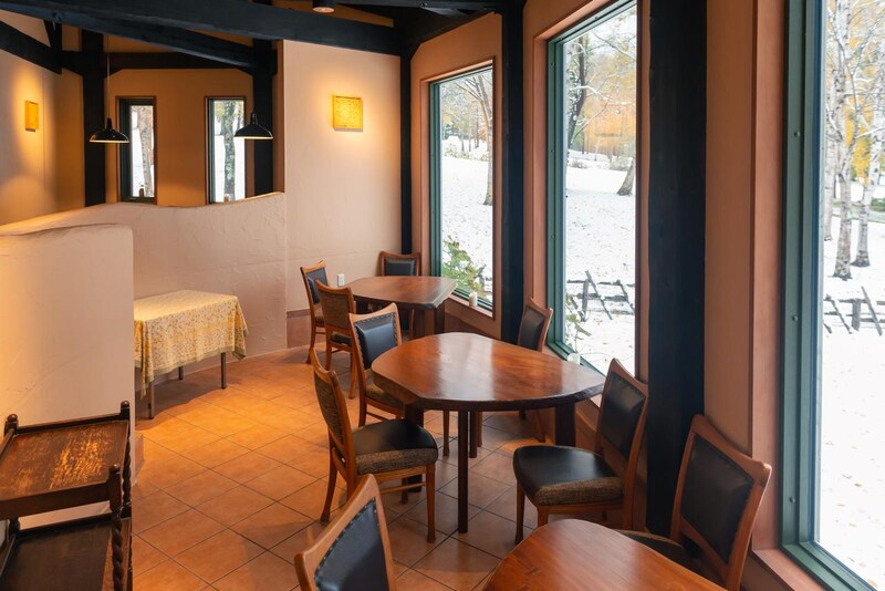 画像: しっとりと格調高くも温かいホスピタリティに溢れ、心身ともに解きほぐされる店内。パティシエールの敬子さんがサービスとデセールを担当