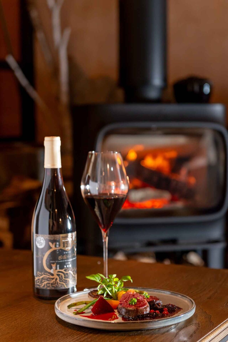 画像: 蝦夷鹿肉のロースト」はシェフ自ら仕留めたメス鹿を施設で解体してもらい調理。『多田ワイナリー 田園ルージュ 2023年』と