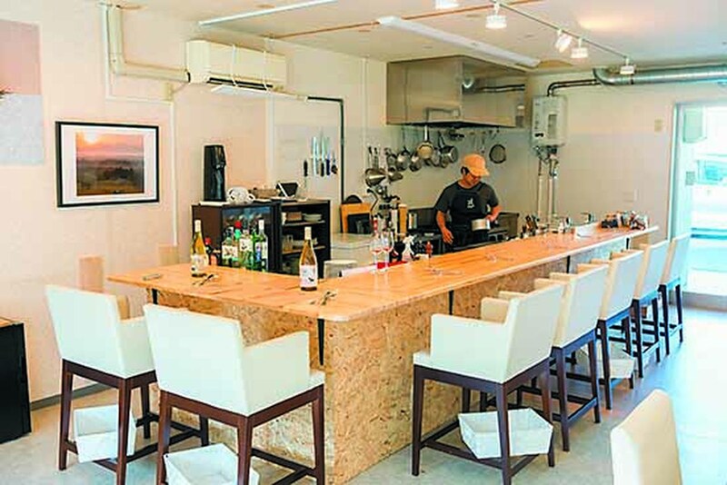 画像: カウンター8席にテーブル6席。猿橋氏の手さばきと軽妙なトークも醍醐味