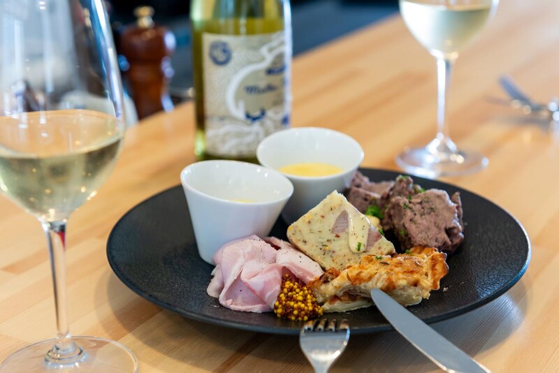 画像: 「前菜盛り合わせ」（ 2人前）。スイートコーンのポタージュ、かみふらのポークの自家製ハム、タマネギのタルト、ニシンの燻製とジャガイモのテリーヌ、蝦夷鹿と鶏レバーのパテ・ド・カンパーニュ。1800 円