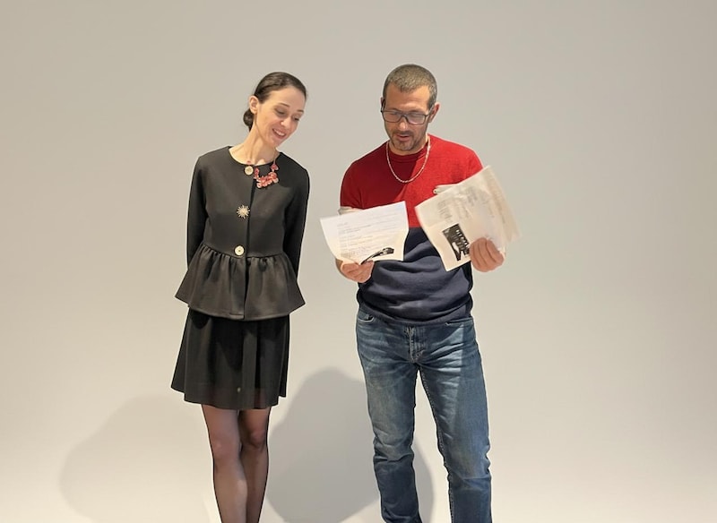 画像: シャブリワイン委員会の敷地にある「シテ・デ・クリマ・エ・ヴァン」の館内で結果発表するブノワ・ドロワン氏と審査委委員長のジュリア・スカーヴォさん