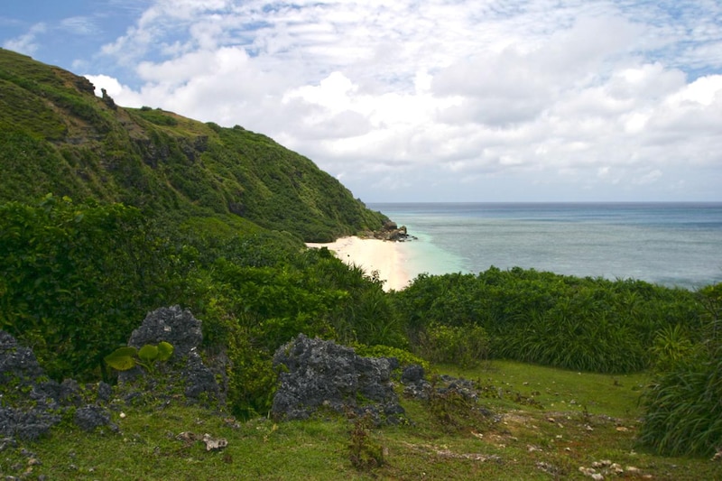 画像: 「ツア浜」。遊泳はできないが、釣り人の姿はみられた。