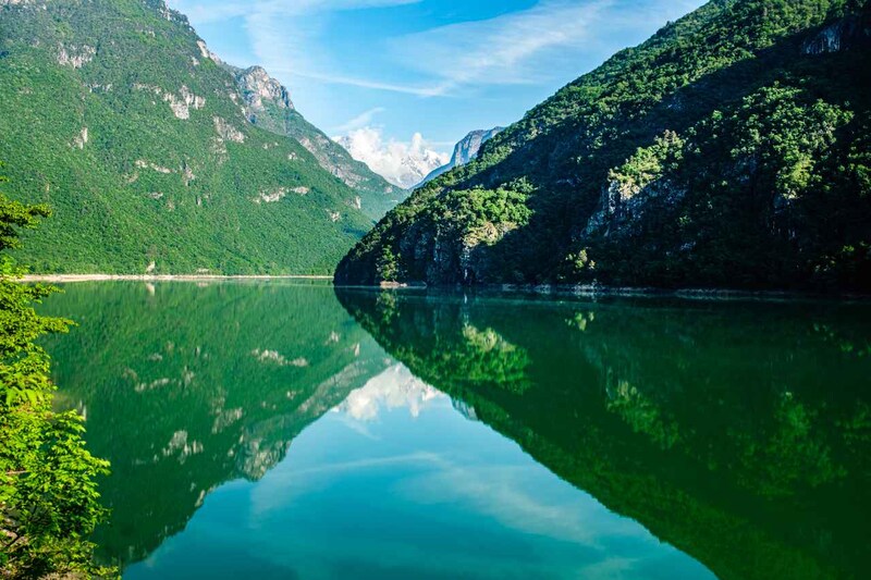 画像: ドロミティの渓谷を象徴するミス湖。河川侵食による渓谷地形を背景に持つ国立公園内にある