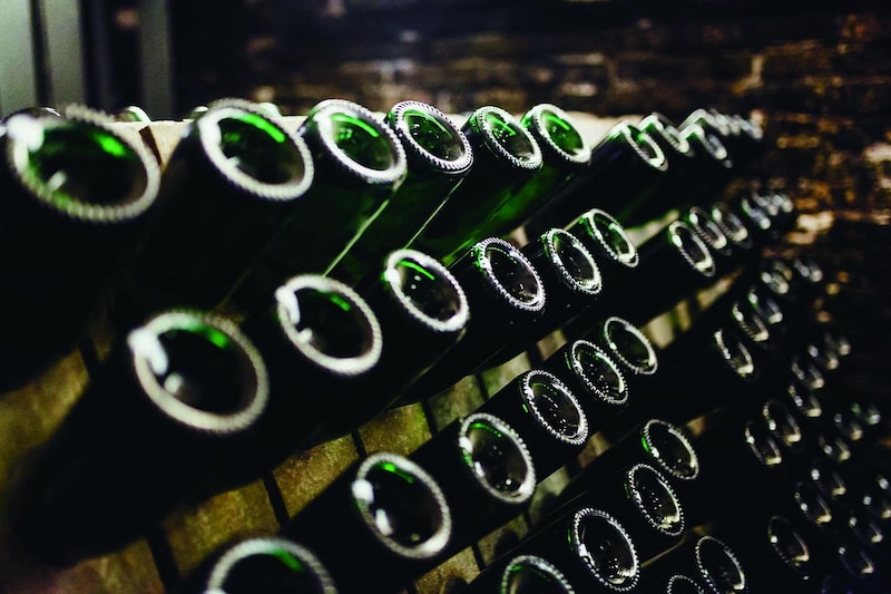 画像: 1872年にサン・サドゥルニ・ダ・ノイアで瓶内2次発酵によるスパークリングワインが造られたのが、D.O.カバの始まり。地中海をイメージさせる輝きと陽気さ、はつらつとした泡立ちが特徴だ