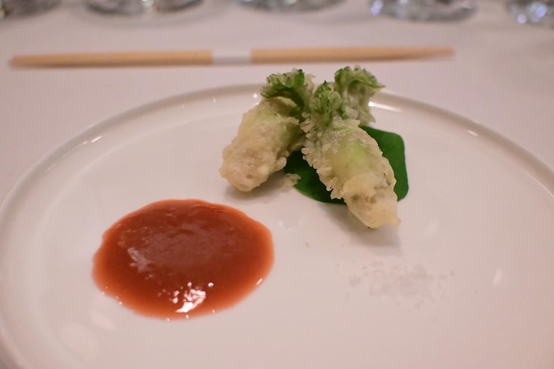 画像: 「タラの芽のフリット ルバーヴとリンゴのソース」