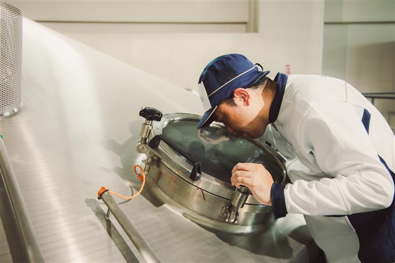 画像: 酵母のコンディションなど、仕上がるまでに自らも常に状態を確認する