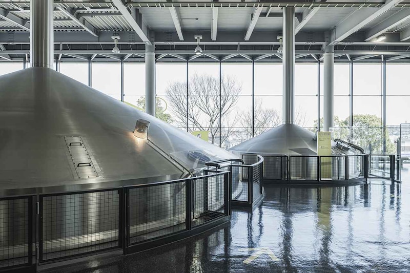 画像: サントリー〈天然水のビール工場〉東京・武蔵野の仕込釜。１仕込みあたり100kリットルで行なわれる