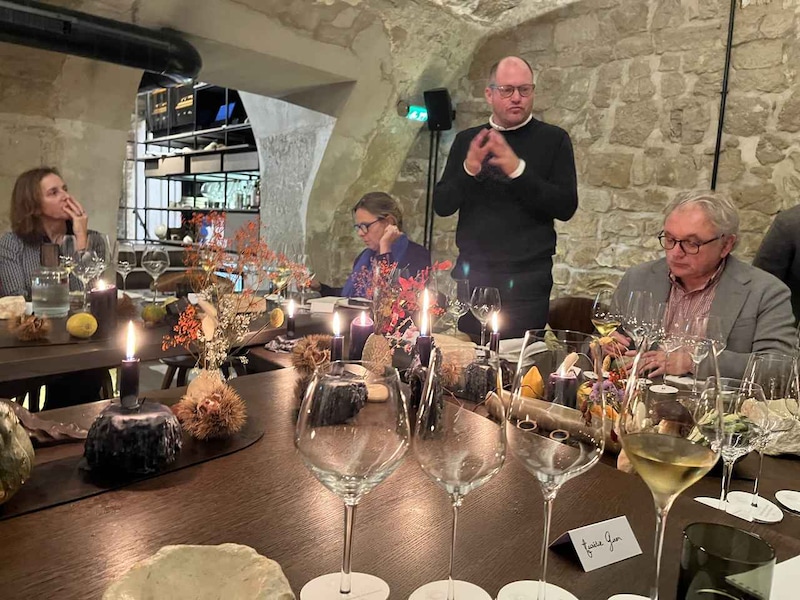 画像: 昼食会で挨拶する「ドメーヌ・ド・ロックネガード」のオーナー、アレクシ・ゴダン氏