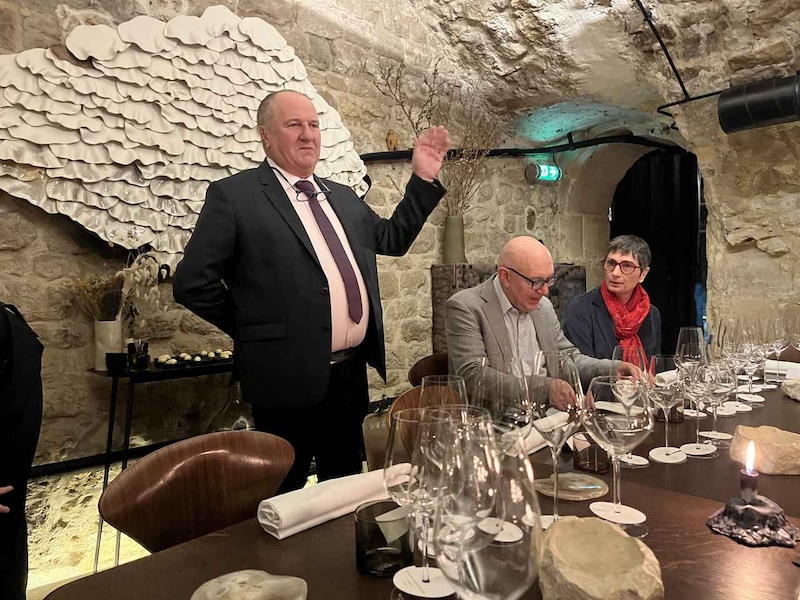 画像: 記念昼食会で挨拶するオリヴィエ・ヴェルダル氏。6年間コルビエールの生産組合会長を務め、このほどジュリアン・サンドルー新会長にバトンタッチした。