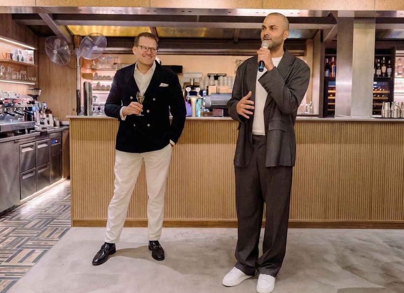 画像: 著名人とのコラボレーションをブランド戦略の一環として位置付けており、2025年にはグラミー賞歌手のノラ・ジョーンズさんが共同オーナーとして参画し「This Life」シリーズを発表。今回のトニー・パーカー氏との提携は、こうした一連のパートナーシップの延長線上にある。また、ベルジュラック地方ではシェフ、ティエリー・マルクス氏が手がけるレストランもオープンした。