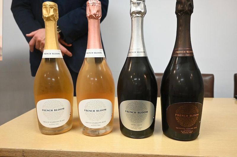 画像: 左からコアレンジの「ル・ブラン」、「ル・ロゼ」、プレステージ・レンジの「エクストラ・ブリュット」、「ラ・キュヴェ・ヴィンテージ 2023年」