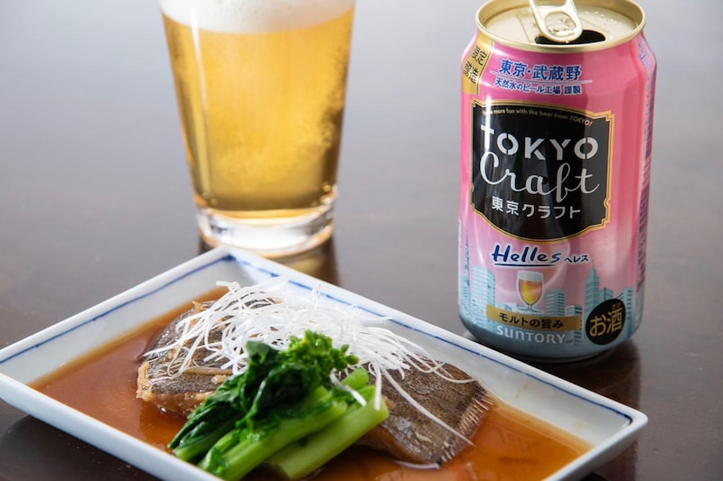 画像: カレイの煮付け このペアリングも、これまでビールのペアリングとして挙げられることはまずなかったと思う。居酒屋で飲むビール（ピルスナー）では、その苦味が先述の玉子同様、淡泊なカレイの旨みをスポイルしてしまうからだ。こうした“ザ・和食”を召し上がる時こそ、「東京クラフト〈ヘレス〉」の出番である。