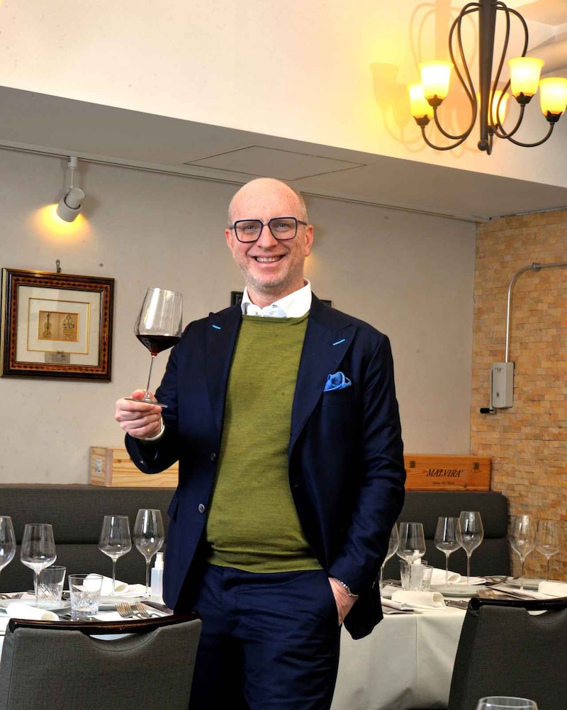 画像: チェーザレ・ベンヴェヌート氏は、「ピオ・チェーザレ」第5世代の当主の一人。前当主ピオ・ボッファ氏の逝去後、従姉妹のフェデリカ・ボッファ氏とともに継承・運営を担っている。撮影は、メーカーズディナーが開催された東京・港区の「リストランテ ラ チャウ」にて行った。ピエモンテ州にある本店は、ワイナリーの近くで営まれているという