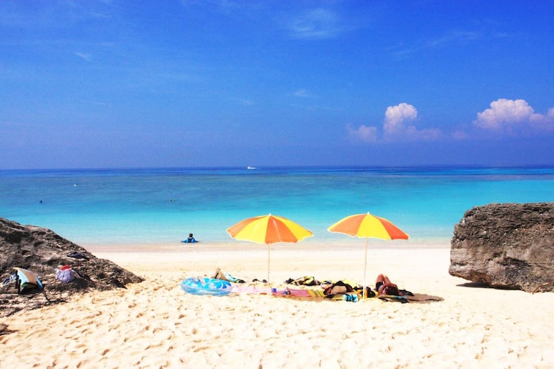 画像: 沖縄のビーチにパラソルは必需品です。自然の浜なので準備が大事になります。