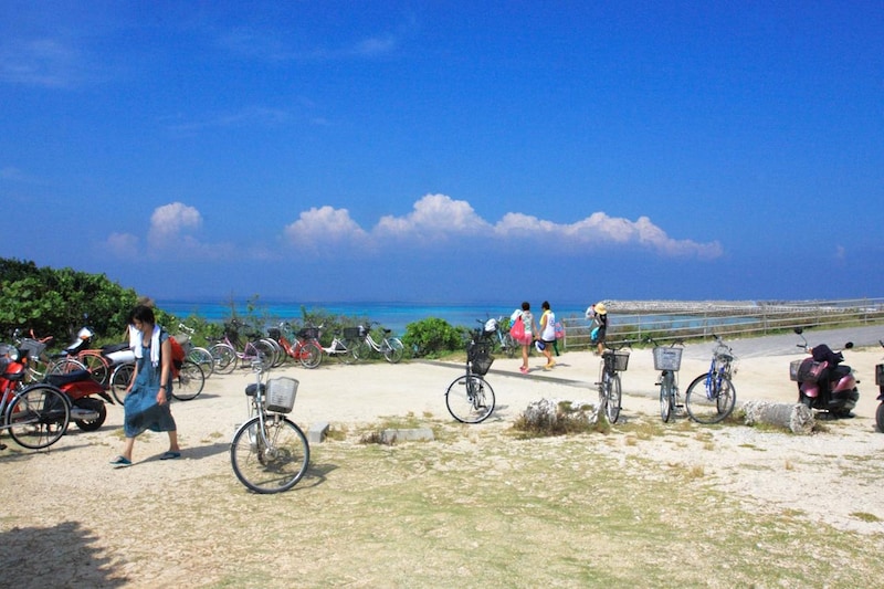 画像: 島の民宿などの宿泊施設から観光客が徒歩や自転車でビーチに集まってきます。