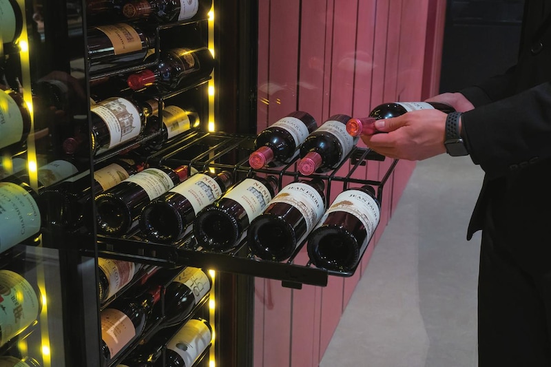 画像: 国際特許取得の特殊ラックは高さを違え1段で12本を収納（直径86mmまでのボトル。最下段は8本）。スムーズに手前まで引き出せ、奥のアイテムも取り出しやすく、提供もスピーディー