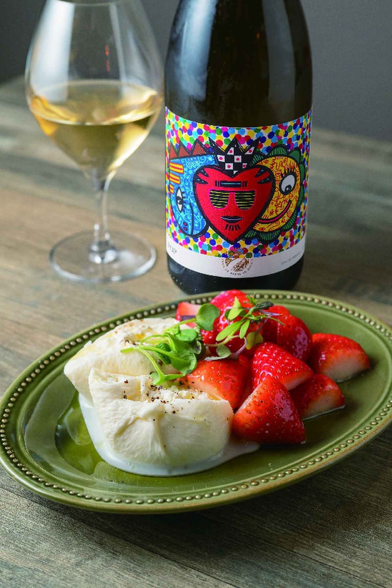 画像: 白ワインにマッチする「ブラータチーズ、苺(紅ほっぺ)」(2100円)。季節によってモモやシャインマスカットなど、組み合わせるフルーツが変わる