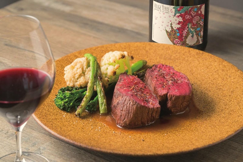 画像: ボリューム感のある「蝦夷鹿肉モモのロティ」(3900円)は、蝦夷鹿のジュ(だし)をベースに発酵バターで仕上げた軽やかなソースを添えている