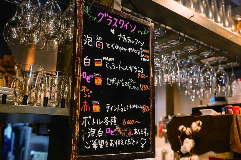 画像: ワインの価格が高騰する中でも「気軽に飲んでもらいたいから」とグラスワインは基本的に1000円以下に設定している