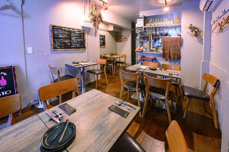 画像: 今年2月に内装をリニューアル。コンクリートだった床を板張りにし、ナチュラルで落ち着いた雰囲気に