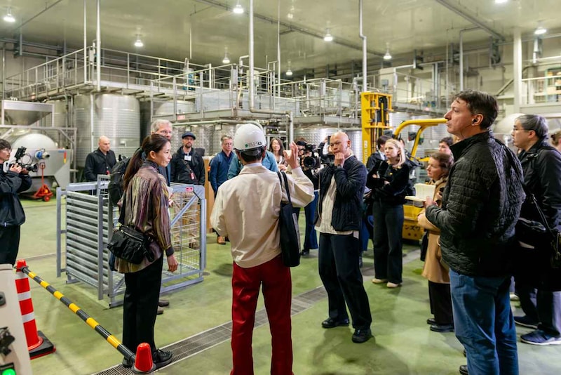 画像: 「マンズワイン」の醸造施設を見学