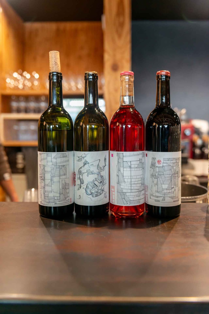 画像: 試飲ワイン『芒（NOGI）白2023年』『穀（KOKU） 白2020年』『霜（SOU）ロゼ2023年』『穀（KOKU）赤2023年』（左から）