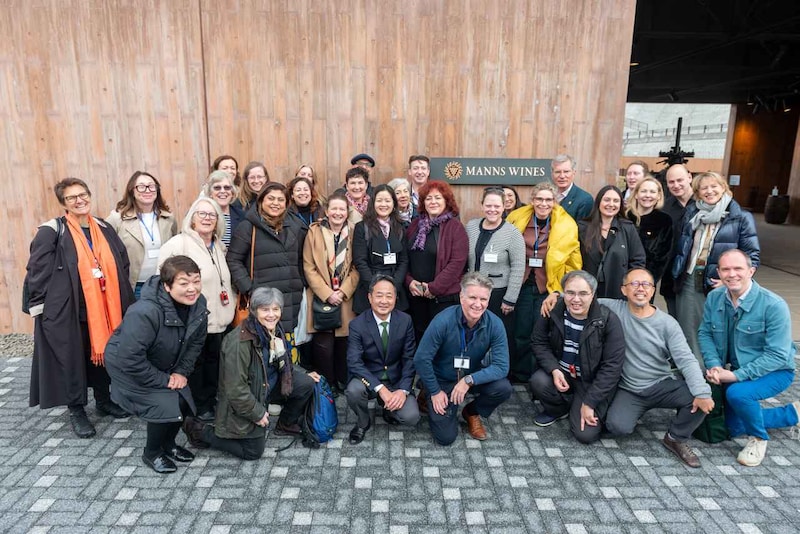 画像: 欧州、アメリカ、オーストラリア、南アフリカ、シンガポール、インドから合計30人のＭＷが参加した今回のツアー。訪問した「マンズワイン」で、代表取締役社長 島崎氏（前列左から3人目）と和やかに記念撮影