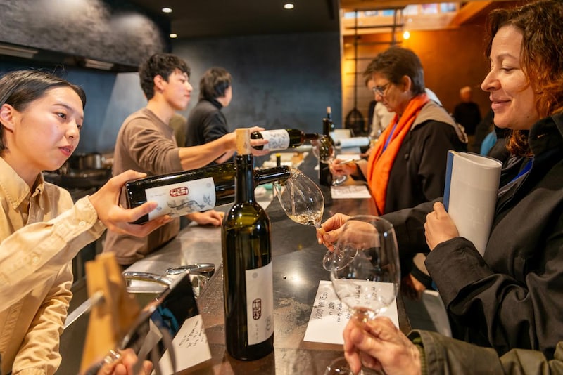 画像: 「98WINEs」ではスタンディング形式でアペリティフとワインが供された