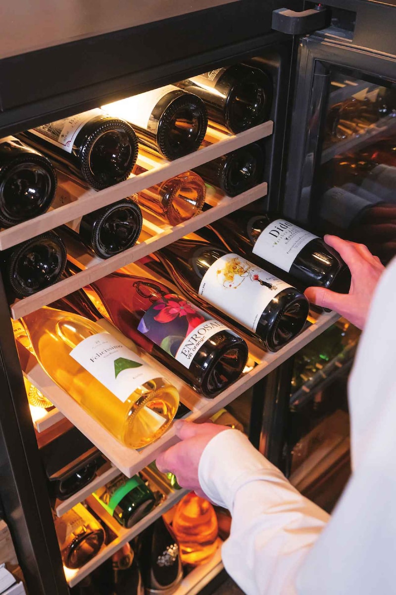 画像: 上下室それぞれに希望する温度を設定しておけば、バイ・ザ・グラスでもボトルでも、ワインのスタイルに最適な供出温度ですぐにサーブできる