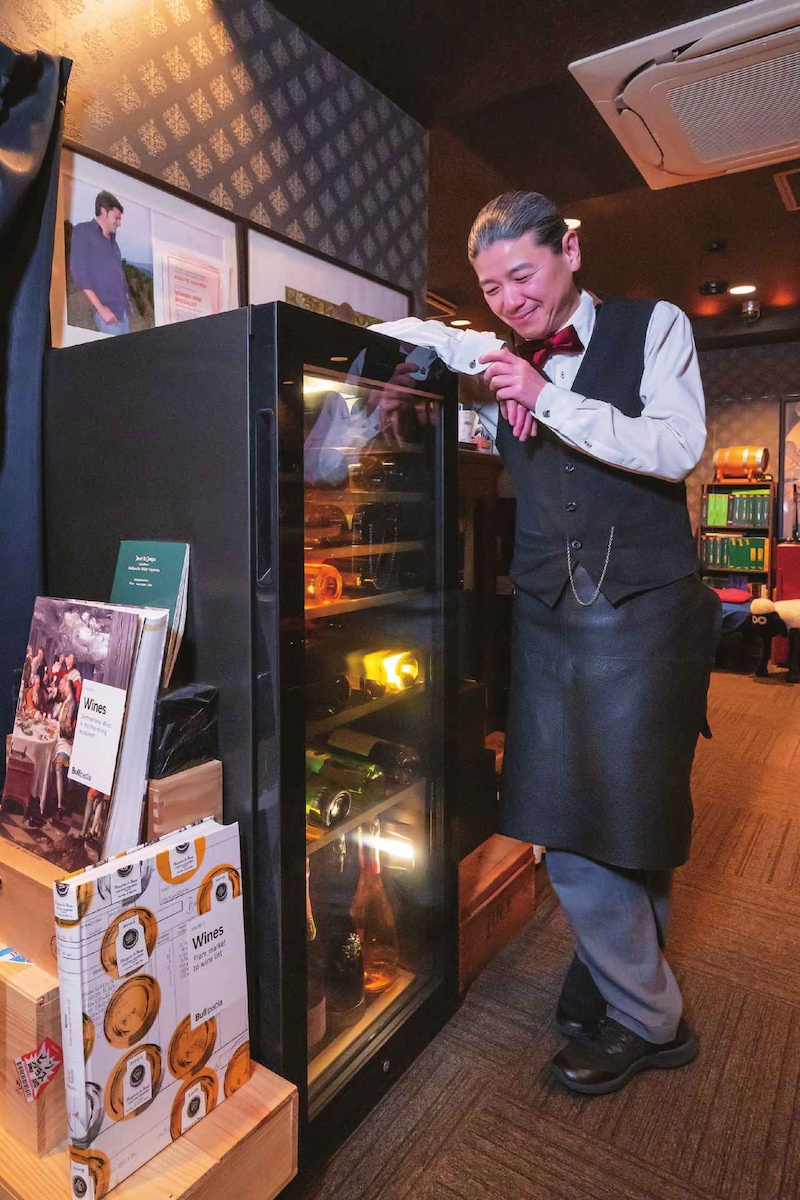 画像: 「今日はどのワインをどの位置に配置しようか」。ハイアールワインセラーを眺めているだけで幸せを感じるという櫻井氏
