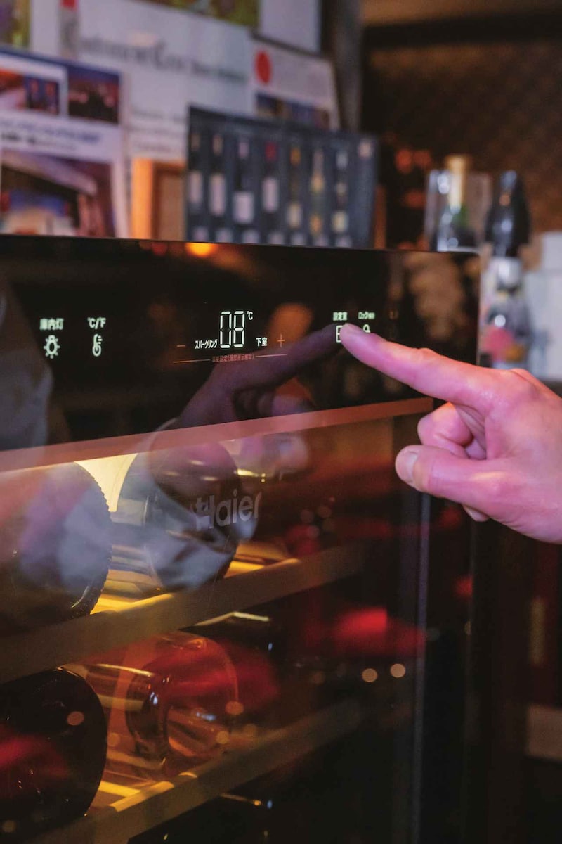 画像: 温度設定やLEDのオン・オフなど主要な操作はガラスドアを閉じた状態でタッチパネルにより行える