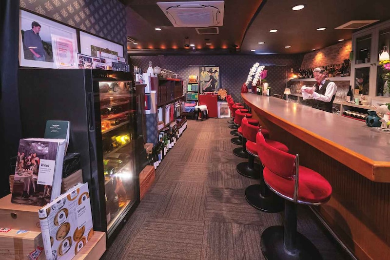 フロアの中心に設置した２温度帯セラーが常連客とのコミュニケーションツールに『Haier（ハイアール）』