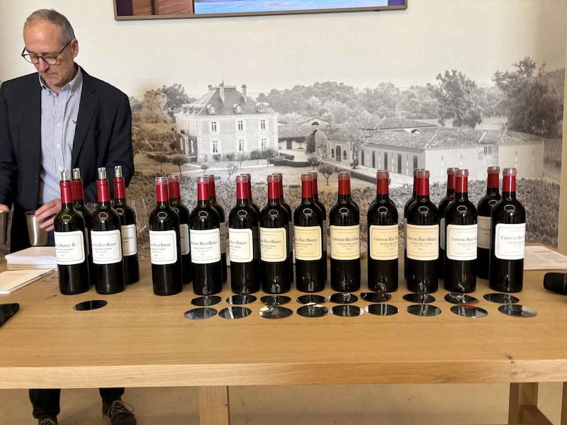 画像: 20年以上にわたりシャトー・オ・バイイのワイン造りを支え、シャトー・オ・バイイをボルドー最高峰の評価へと導いたガブリエル・ヴィレール氏（左）