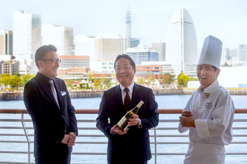 画像: マンズワイン代表取締役社長 　島崎大氏（中央）、飛鳥Ⅲ 総料理長　大山拓也氏（右）、飛鳥ⅢデュプティF&Bサービスマネージャー　浜野賢一氏（左）