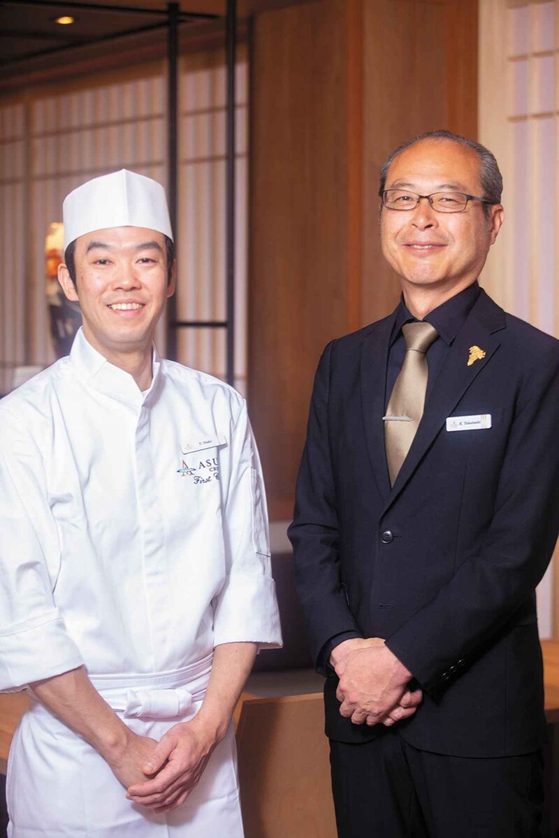 画像: 「海彦」料理長の西智彦氏と、飛鳥Ⅲ F&Bサービスマネジャーでソムリエの髙橋憲司氏