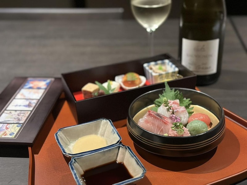 画像: 群馬県民にはおなじみの「上毛かるた」をデザインした特注木箱で楽しむ「宝楽盛り」