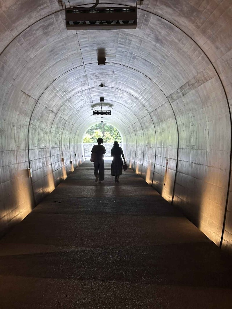 画像: トンネルを抜けた先に広がるのは、湯けむり漂う草津温泉街。旅気分が一気に高まる