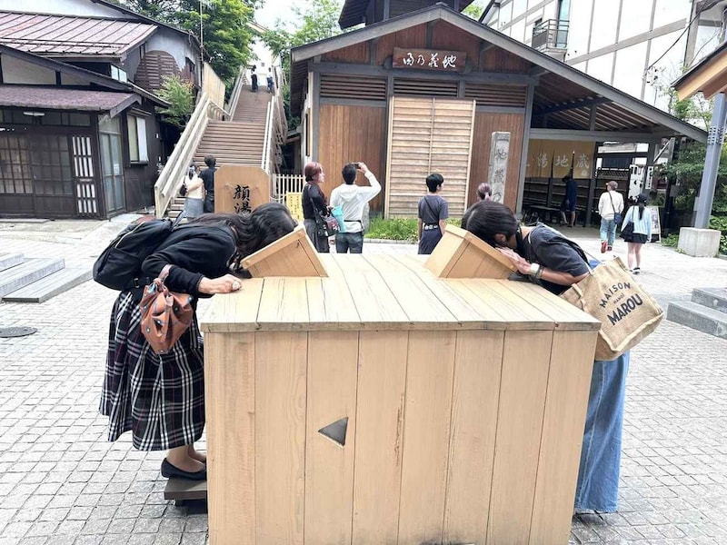 画像: 今、話題のスポット「裏草津」。地蔵源泉の脇には足湯、顔湯、手洗乃湯がある