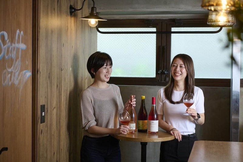 画像: 「ロオジエ」アシスタントヘッドソムリエ・松本有佑子さん（左）、「ブルガリホテル東京」ソムリエ・藤谷 凜さん