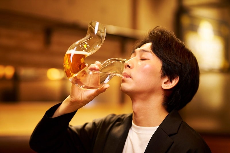 画像: ビールだけ飲むと倒れるグラス、強制的に水を飲む仕掛け