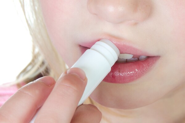 よく見ると唇は下唇の方が鮮やかな色をしている