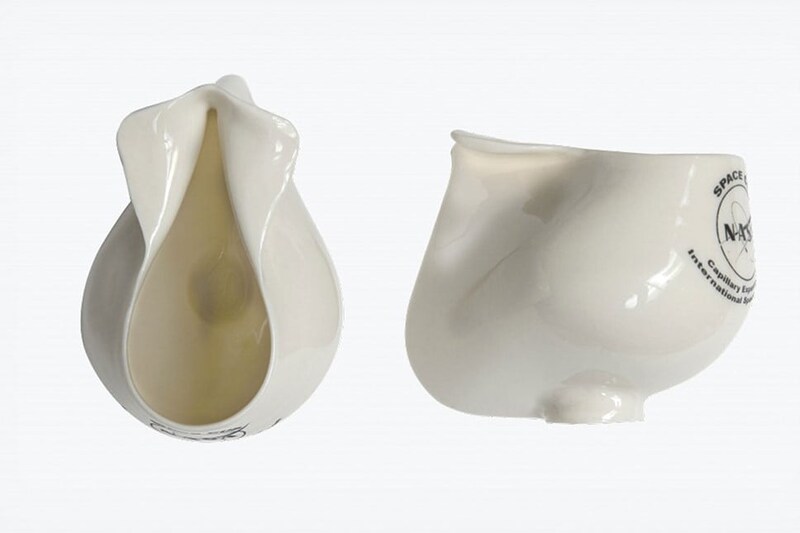 NASAが開発した変な形のカップが宇宙でコーヒーを飲むという問題を解決する